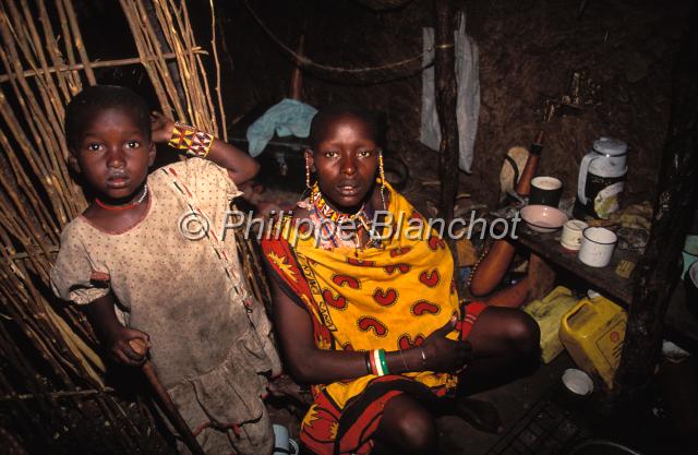 kenya 08.JPG - Femme Masai et son enfantRéserve de Masai MaraMasai Mara National ReserveKenya